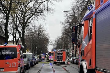 Berlin: Werkstatt komplett in Flammen: Feuerwehr mit Drohne im Einsatz