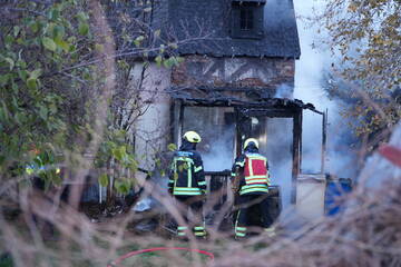 Leipzig: Dunkle Rauchwolken über Leipziger Gartenverein: Laube in Brand