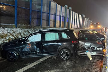Massenkarambolage mit 20 Fahrzeugen: 13 Verletzte durch spiegelglatte Fahrbahn