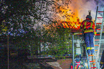 Zwei Gebäude in Flammen: Feuerwehr bis zum Morgen im Einsatz