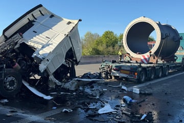 Unfall A9: Trümmerfeld auf der A9: Schwertransport-Crash legt den Verkehr lahm