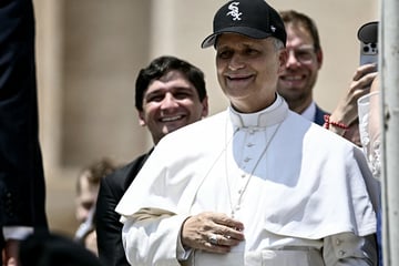 Neuer Papst mit untypischem Basecap gesichtet: Das steckt dahinter