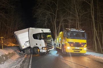 In Straßengraben gekippt: Sattelzug kommt von Fahrbahn ab