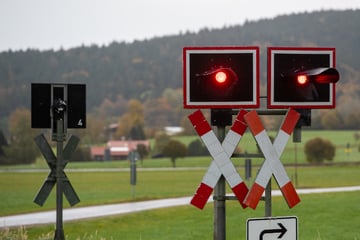 Zug erfasst Auto an Bahnübergang: Frau und Kind schwer verletzt
