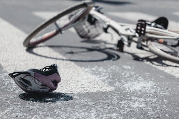 Von Sonne geblendet: Radfahrer nach Unfall mit Verdacht auf Schädelhirntrauma in Klinik