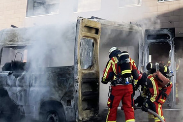 Kastenwagen brennt: Mutter und Baby müssen ins Krankenhaus