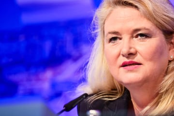 Razzia im Umfeld der Berliner AfD-Spitzenkandidatin! Beamte finden Nazi-Gegenstände