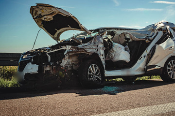 Unfall A38: Renault kracht auf Wohnmobil: Ein Toter (†38) bei Unfall auf der A38