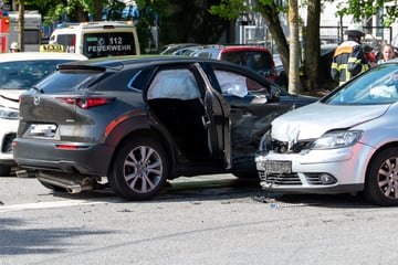 Unfall mit drei Autos in Hamburg: Zwei Personen verletzt