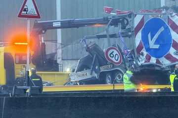 Unfall A5: Lkw kracht gegen Baustellen-Absperrung: Zwei Verletzte bei Crash auf A5