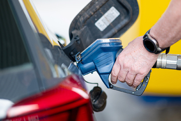 Billiger Sprit! Tankstellen in Nachbarland senken Preise drastisch