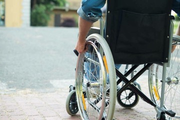 Nach Klage eines Rollstuhlfahrers aus Sachsen: Sozialhilfe muss Behinderte auch beim Urlaub unterstützen