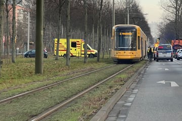 Toyota kracht in Straßenbahn: Fahrgast verletzt, Behinderungen im ÖPNV