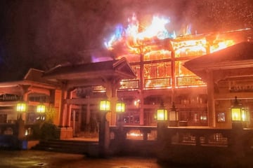 Restaurant in Vollbrand! Weihnachtsmarkt wegen Flammen-Inferno evakuiert