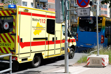 Bus-Notbremsung in Chemnitz: Drei Fahrgäste verletzt, Kreuzung gesperrt