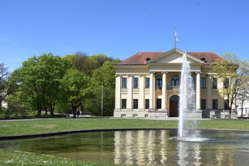 München: Schock am Freitagabend: Leblose Person treibt im Brunnen vor Münchner Staatskanzlei