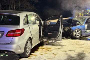 Frontalcrash in Waldstück: Mehrere Verletzte, Hubschrauber im Einsatz