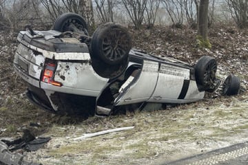 Auto überschlägt sich nach schwerem Crash auf glatter Straße