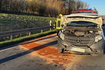 Zu geringer Abstand: Transporter kracht in Audi und sorgt für heftigen Schaden