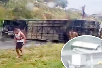 Dutzende Verletzte! Bus mit Fußball-Fans überschlägt sich auf der Autobahn