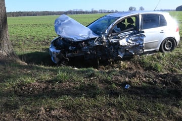 Golf überschlägt sich auf Feld: Drei Verletzte nach Unfall in der Altmark
