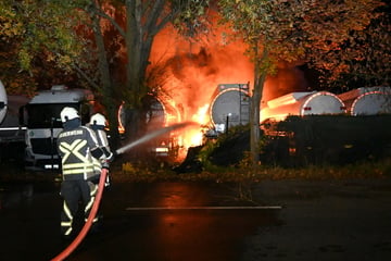 Großbrand in Herzfelde: Laster gehen auf Firmengelände in Flammen auf