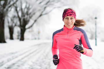 Mit den richtigen Laufshirts für Damen ausgestattet für den Winter