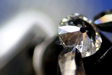 Rucksack mit 61 Diamanten auf ICE-Fahrt gestohlen