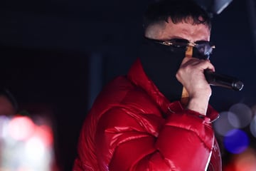 Mit schwarzer Maske: Rapper Haftbefehl nach Pause zurück auf der Bühne