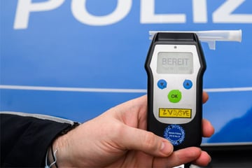 Kurioser Fund am Morgen: Frau entdeckt schlafenden Teenager im Auto