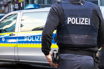Frankfurt: Überfall in Frankfurt: 24-Jähriger mit Schusswaffe bedroht und geschlagen