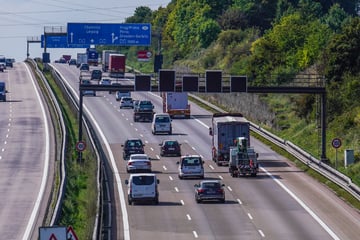 Unfall A4: Kurioser Unfall auf A4: Frau rammt gleich zweimal einen Fiat