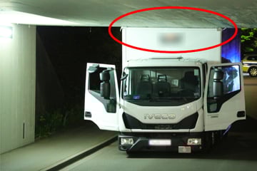 Lkw bleibt unter Brücke stecken: Bahn-Chaos bei Dresden