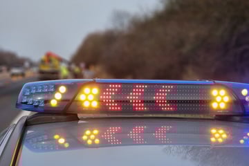 Unfall A72: Smart-Fahrer rast über Standstreifen: Polizei ermittelt wegen Straßenrennen