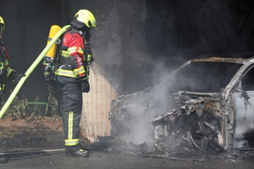 Auto brennt unter A4-Brücke aus