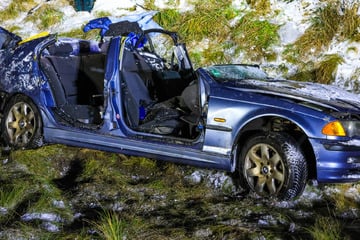 Glätte sorgt für Crash auf A10: BMW landet im Straßengraben