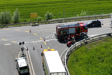 Unfall A14: Hubschraubereinsatz nahe A14: Autofahrerin bei Crash mit Lkw schwer verletzt