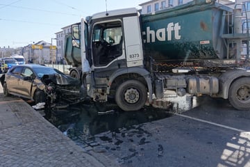 Laster und Toyota krachen auf Bautzner Straße ineinander