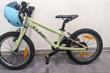"Fein säuberlich" an Baum abgestellt: Polizei rätselt über Kinderfahrrad