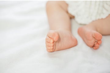 Kind liegt in Gebüsch: 21-Jährige setzt ihr erst drei Tage altes Baby in Park aus