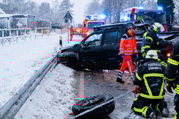 Frontalcrash auf schneebedeckter Straße: Zwei Verletzte