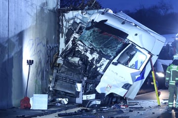 Unfall A4: Lkw kracht in Dresden gegen Pfeiler von A4-Brücke