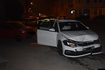 Unfall in Magdeburg: Fahrerin kracht in mehrere geparkte Autos