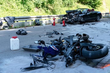 Auf beliebter Ausflugsstrecke: Motorrad kracht frontal in Cabrio, Fahrer stirbt