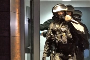 Teenager läuft mit Waffe herum: Spezialkräfte stürmen Wohnung