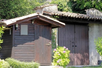 Kripo ermittelt: Gartenlaube brennt nahe Bahnstrecke komplett nieder