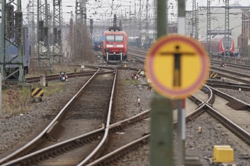 Bahnfahrer entdeckt schwer verletzten Mann in Gleisbett!