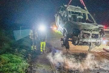 Unfall A5: Dacia fackelt komplett ab: Staus und Rauchwolke auf A5