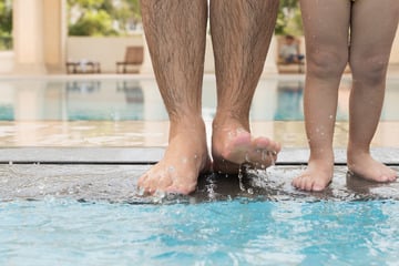 Mädchen aus Freizeitbad in Rust gelockt und sexuell missbraucht: Sechsjährige irrt alleine durch Wald