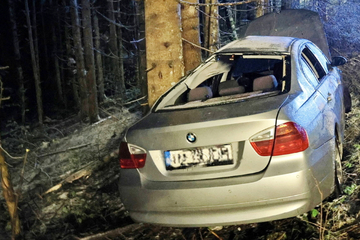 19-Jähriger verliert Kontrolle über BMW: Fahrt endet nach heftigem Unfall an Baum